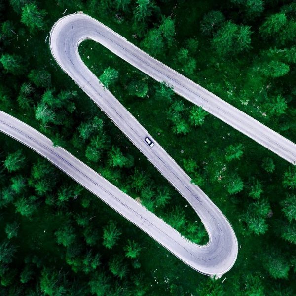 Quanto poupamos num ano (9 000 km): carro elétrico vs combustão?