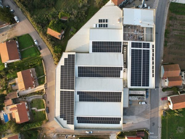 Produção Fotovoltaica para Empresas Comerciais e Industriais: Transformar a Energia num Ativo Estratégico